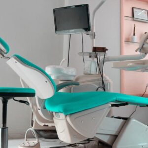 Wszczepienie implantu bez korony lub z koroną ceramiczną